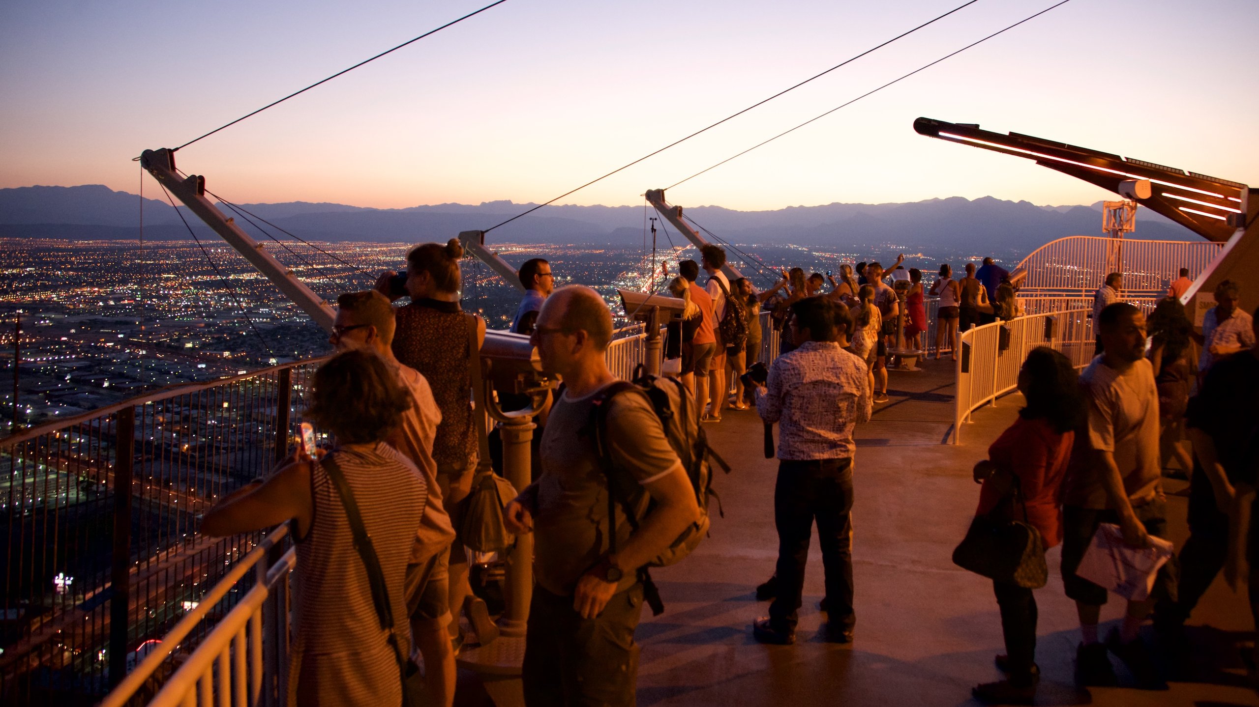 Las Vegas to build observation deck for gateway sign