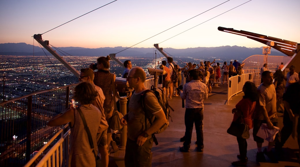 Stratosphere Tower welches beinhaltet Ansichten, Stadt und Sonnenuntergang