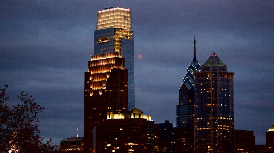 Philadelphia Museum of Art featuring night scenes, a skyscraper and a city