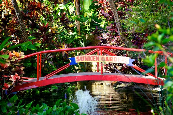 Sunken Gardens mit einem Fluss oder Bach, Brücke und Beschilderung