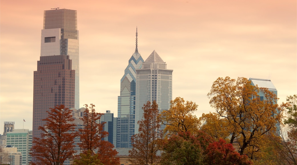 Fairmount Park mostrando un atardecer, un edificio alto y vistas panorámicas