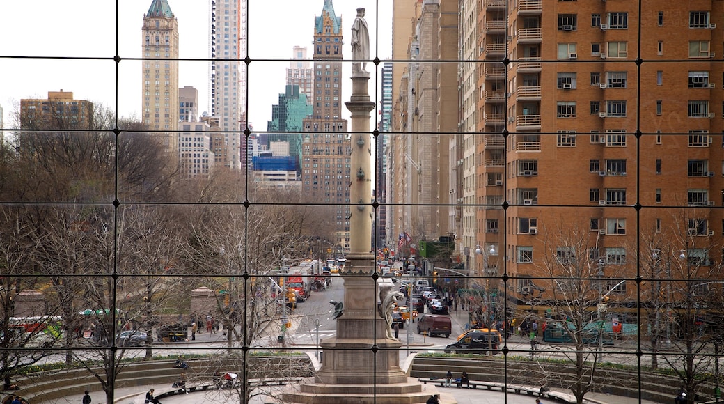 Time Warner Center presenterar en staty eller skulptur, en skyskrapa och en stad