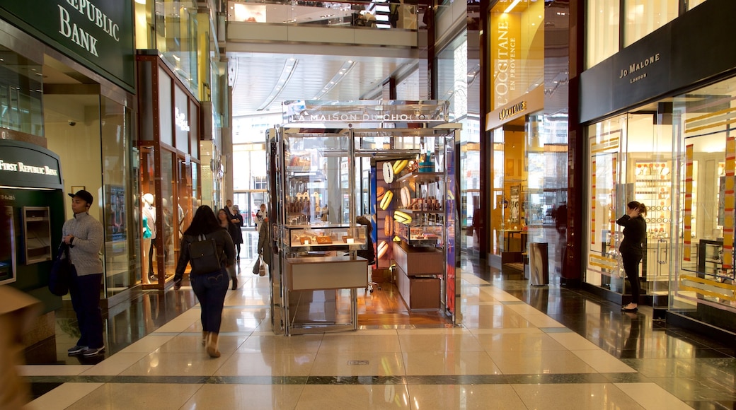 Time Warner Center mostrando compras y vistas de interior