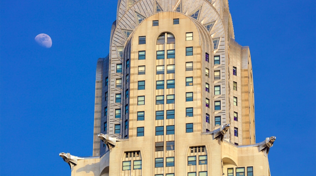 Edificio Chrysler que incluye una ciudad y elementos del patrimonio