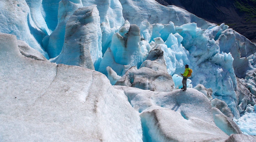 Alaska das einen Schnee und Bergsteigen sowie einzelner Mann