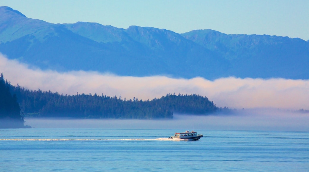 Alaska das einen Fluss oder Bach, Bootfahren und Berge