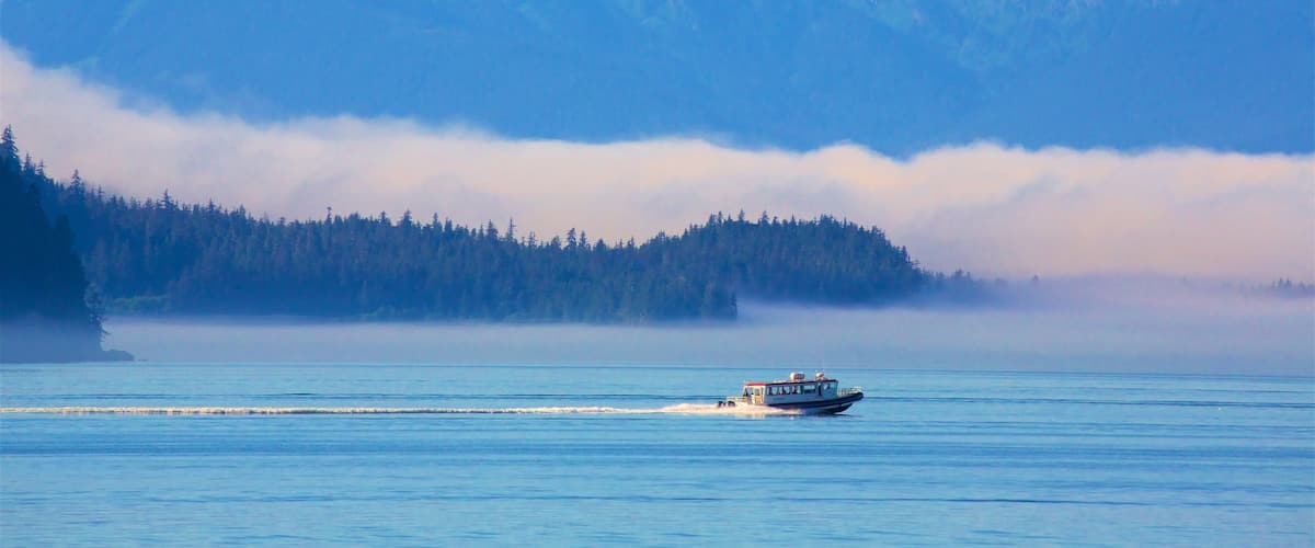 Alaska qui includes riviĂšre ou ruisseau, navigation et montagnes