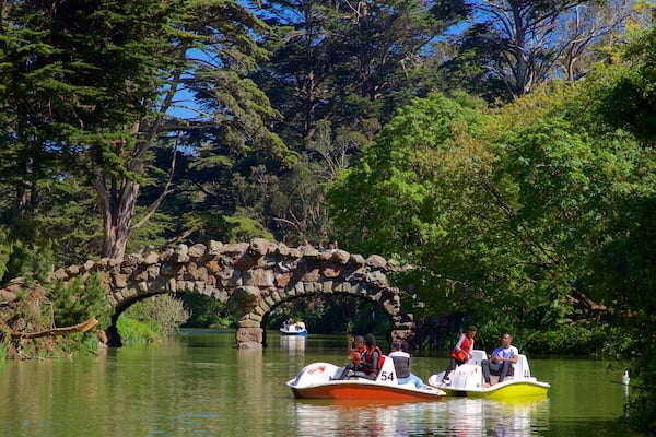 Stow Lake montrant rivière ou ruisseau, pont et navigation