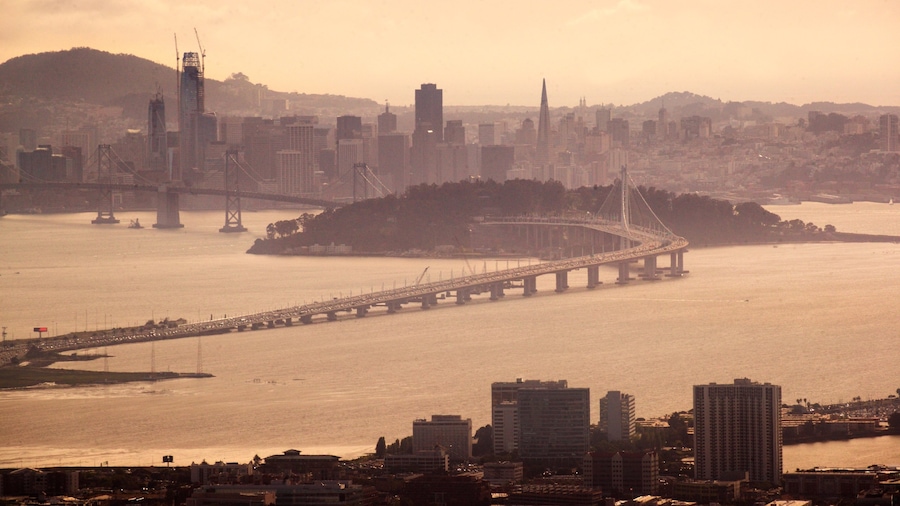 Berkeley caratteristiche di tramonto, città e fiume o ruscello