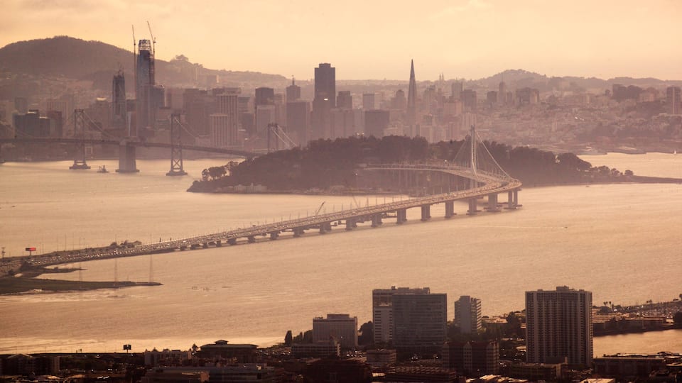 Berkeley ofreciendo un rascacielos, un río o arroyo y un atardecer