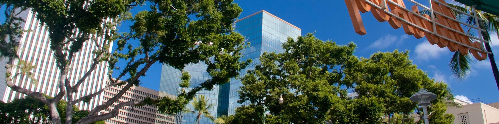 Aloha Tower Marketplace que incluye señalización y una ciudad