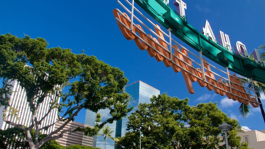Aloha Tower Marketplace montrant ville et signalisation