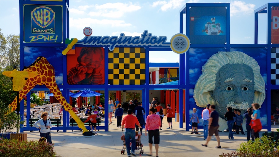 Legoland Florida ofreciendo paseos y también un pequeño grupo de personas