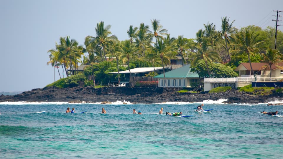 Kahalu\'u Beach Park mostrando vista general a la costa, surf y olas