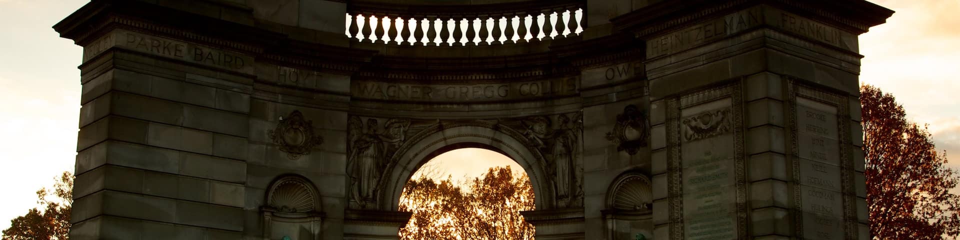 Filadelfia ofreciendo una estatua o escultura, una puesta de sol y elementos del patrimonio