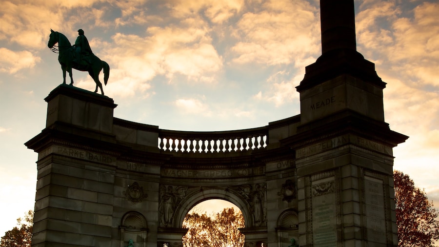 Filadelfia ofreciendo una estatua o escultura, una puesta de sol y elementos del patrimonio