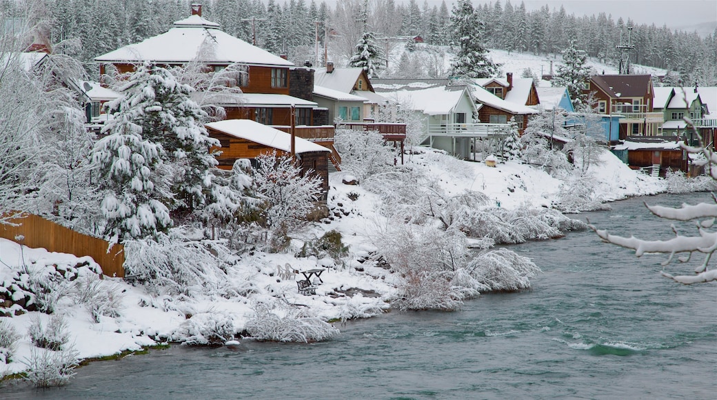 Truckee mostrando una pequeña ciudad o pueblo, un río o arroyo y nieve