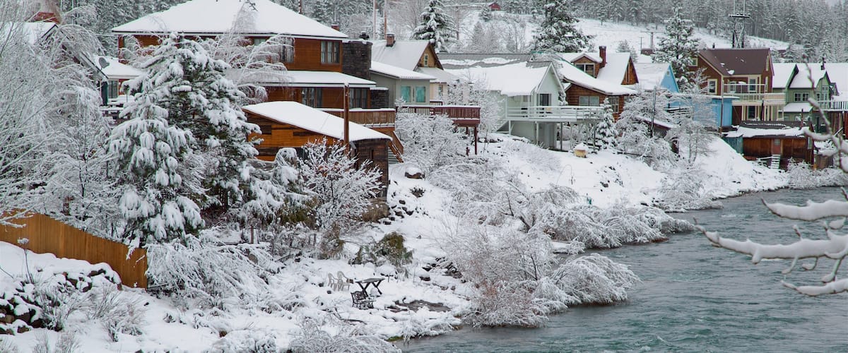 Truckee mostrando una pequeña ciudad o pueblo, un río o arroyo y nieve