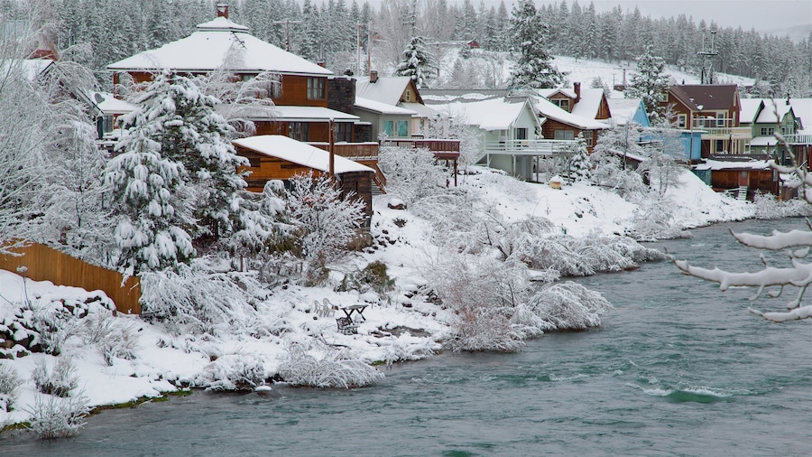 Truckee mostrando una pequeña ciudad o pueblo, un río o arroyo y nieve