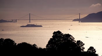 Berkeley joka esittää auringonlasku, yleiset rantanäkymät ja silta