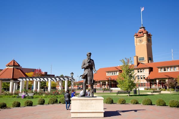 Union Station qui includes jardin et statue ou sculpture