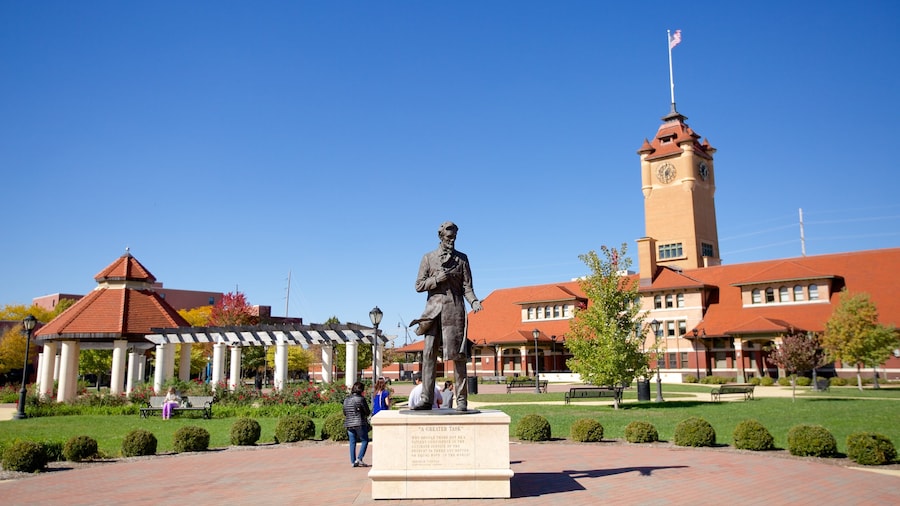 Union Station montrant jardin et statue ou sculpture