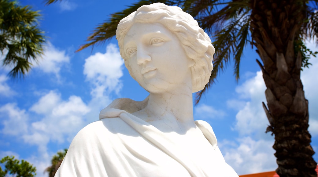 St. Armands Circle montrant statue ou sculpture