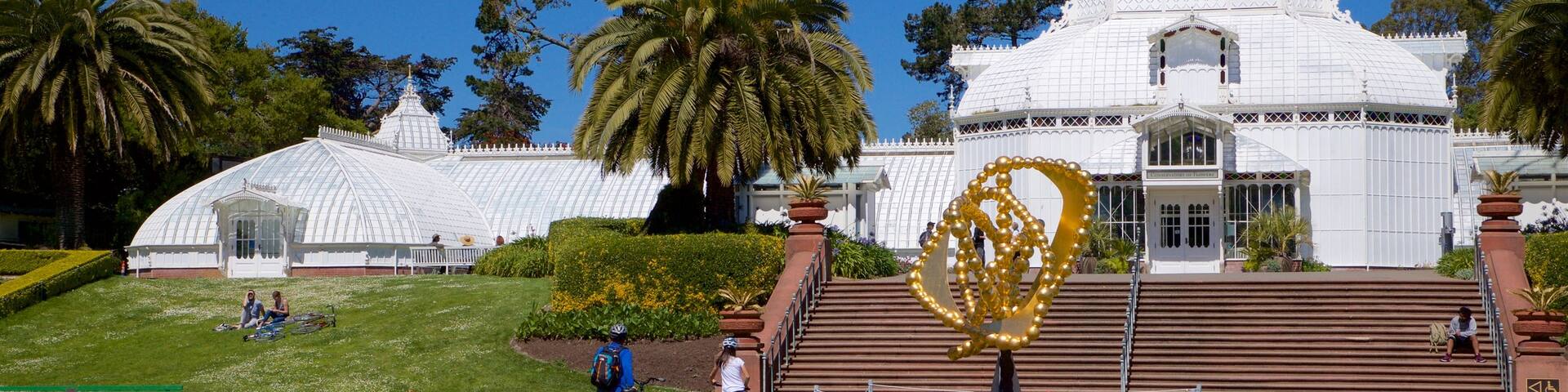 Conservatory of Flowers mostrando arte al aire libre, elementos del patrimonio y un jardín