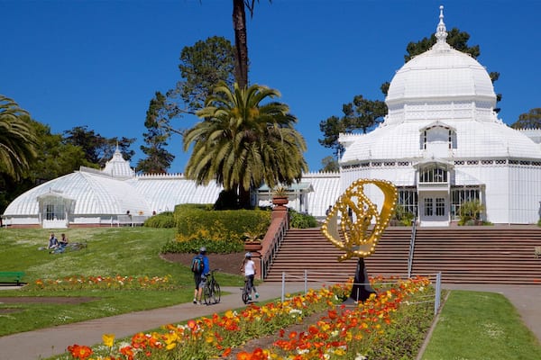 Conservatory of Flowers mettant en vedette art en plein air, fleurs et parc