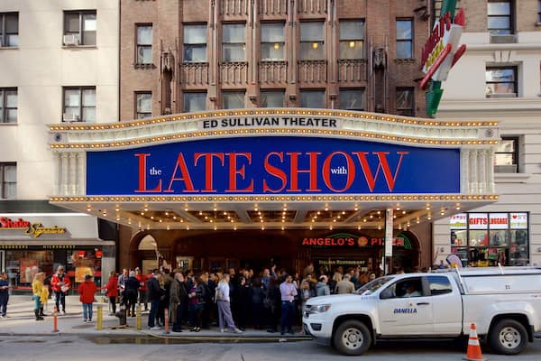 Ed Sullivan Theater montrant ville et signalisation aussi bien que important groupe de personnes