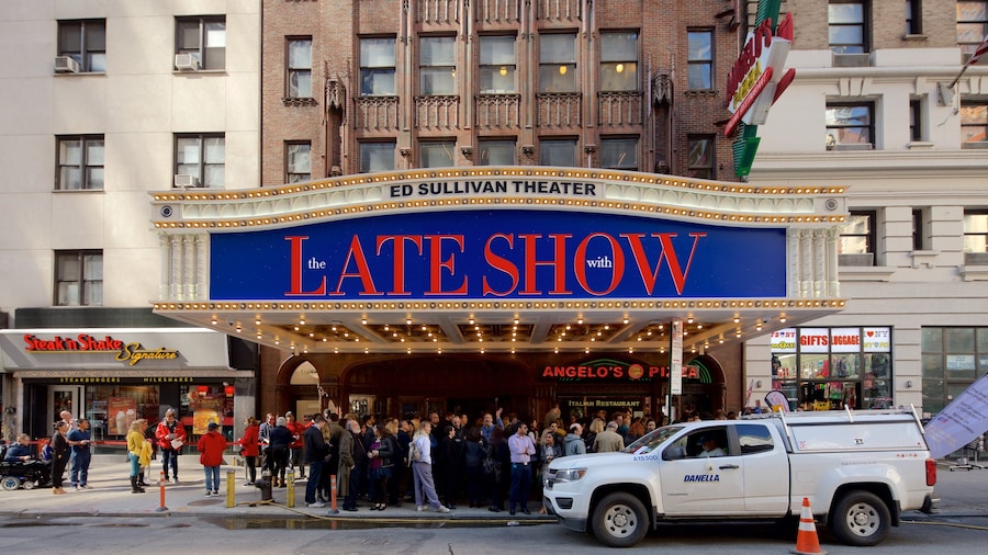 Ed Sullivan Theater montrant ville et signalisation aussi bien que important groupe de personnes