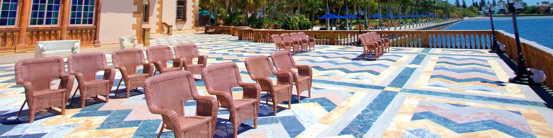 Ca d\'Zan Mansion mit einem Geschichtliches und See oder Wasserstelle