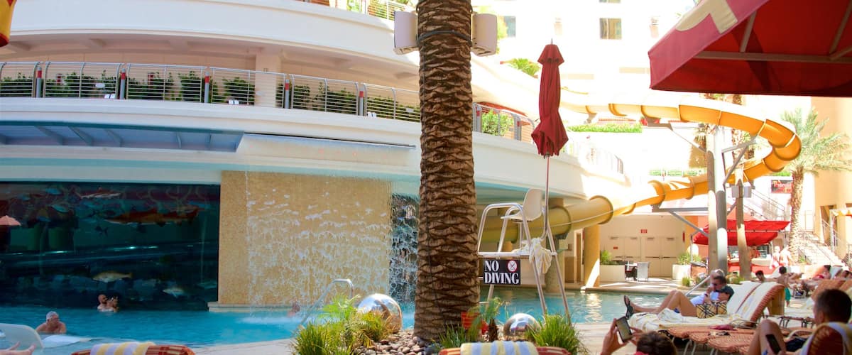 Fremont Street featuring allas ja luksushotelli tai lomakeskus sekä pieni ryhmä ihmisiä