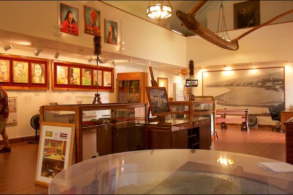 Kauai Museum mit einem Innenansichten und Kunst sowie einzelner Mann