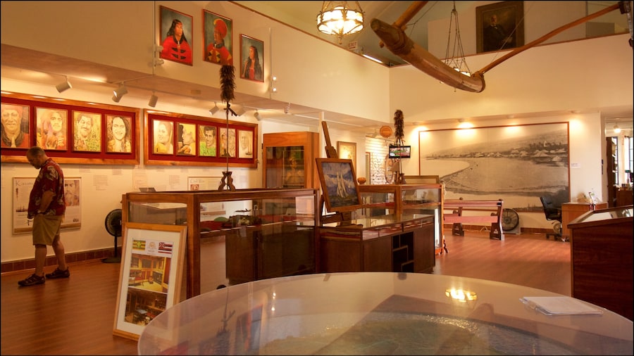 Kauai Museum som viser interiør og kunst såvel som en mand