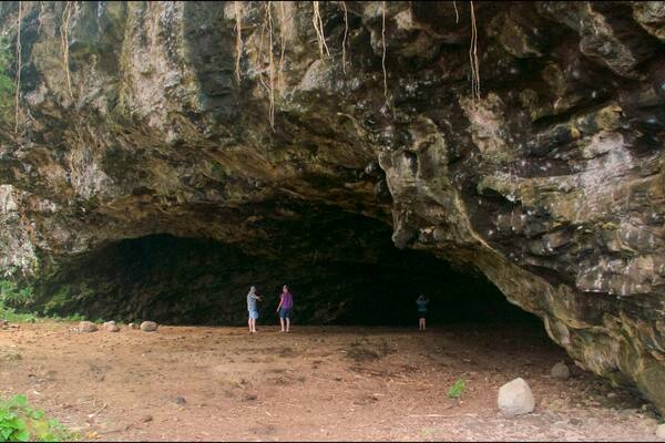 Maniniholo Dry Cave qui includes grottes et spéléo aussi bien que petit groupe de personnes