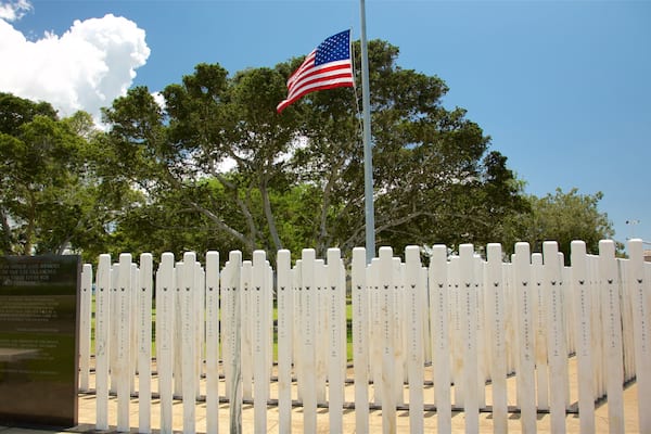USS Oklahoma Memorial mettant en vedette jardin