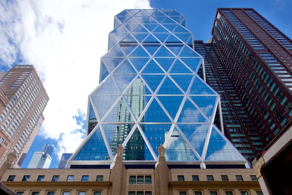 Hearst Tower som omfatter moderne arkitektur, en skyskraber og en by