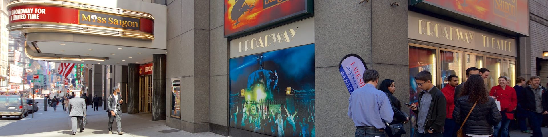 Broadway Theatre que incluye señalización y una ciudad y también un pequeño grupo de personas
