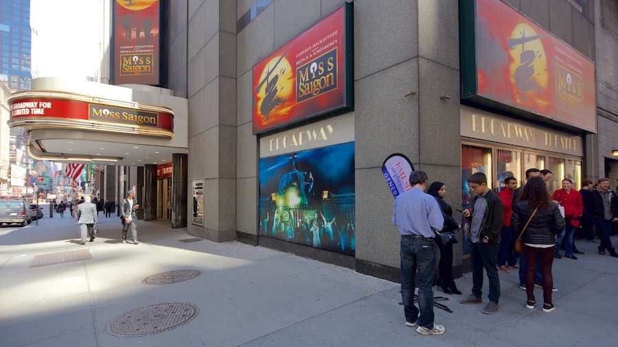 Broadway Theatre montrant ville et signalisation aussi bien que petit groupe de personnes