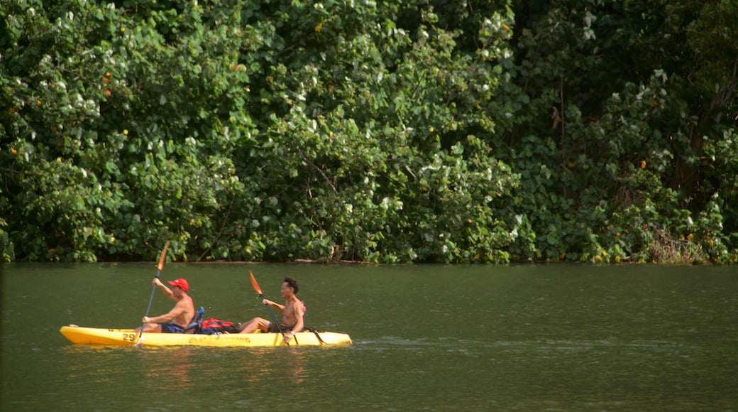 Kamokila Hawaiian Village mostrando fiume o ruscello e kayak o canoa cosi come coppia