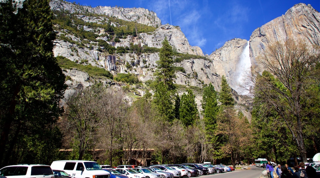 Yosemite Lodge Amphitheater johon kuuluu vuoret ja vesiputous