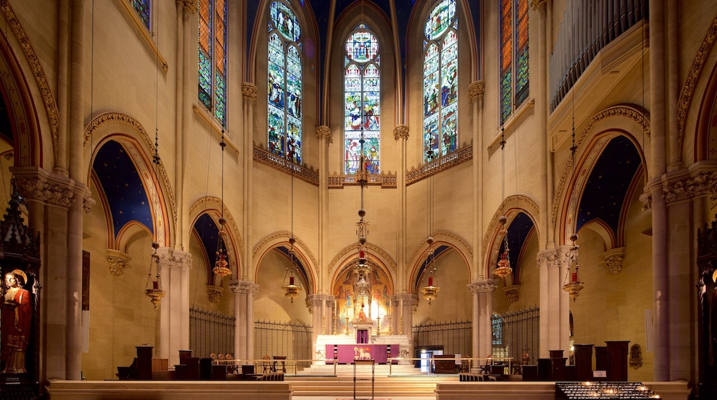 Nueva York ofreciendo vistas interiores, una iglesia o catedral y elementos del patrimonio