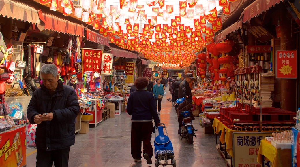 Xi\'an montrant marchés aussi bien que petit groupe de personnes