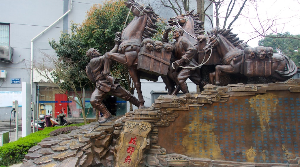 Chengdu que incluye una estatua o escultura