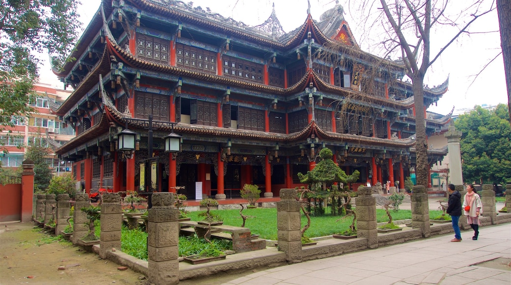 Wenshu-klooster inclusief historische architectuur en een park en ook een stel