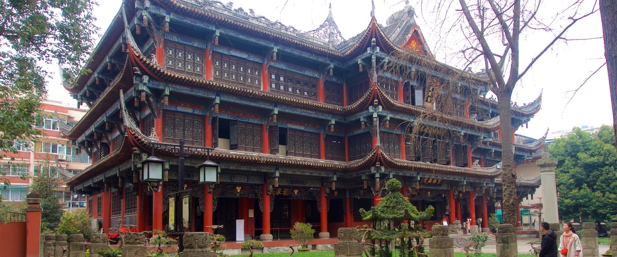 Monasterio Wenshu ofreciendo patrimonio de arquitectura y un jardín y también una pareja