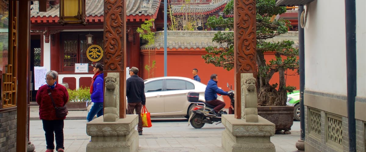 Chengdu mostrando elementos del patrimonio y también un pequeño grupo de personas