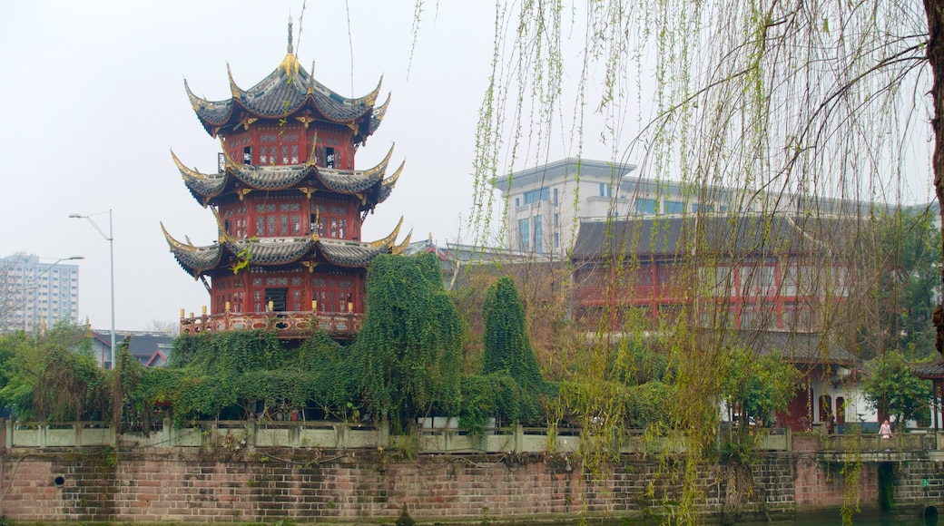 Baihuatan Park mostrando una ciudad, arquitectura patrimonial y un río o arroyo