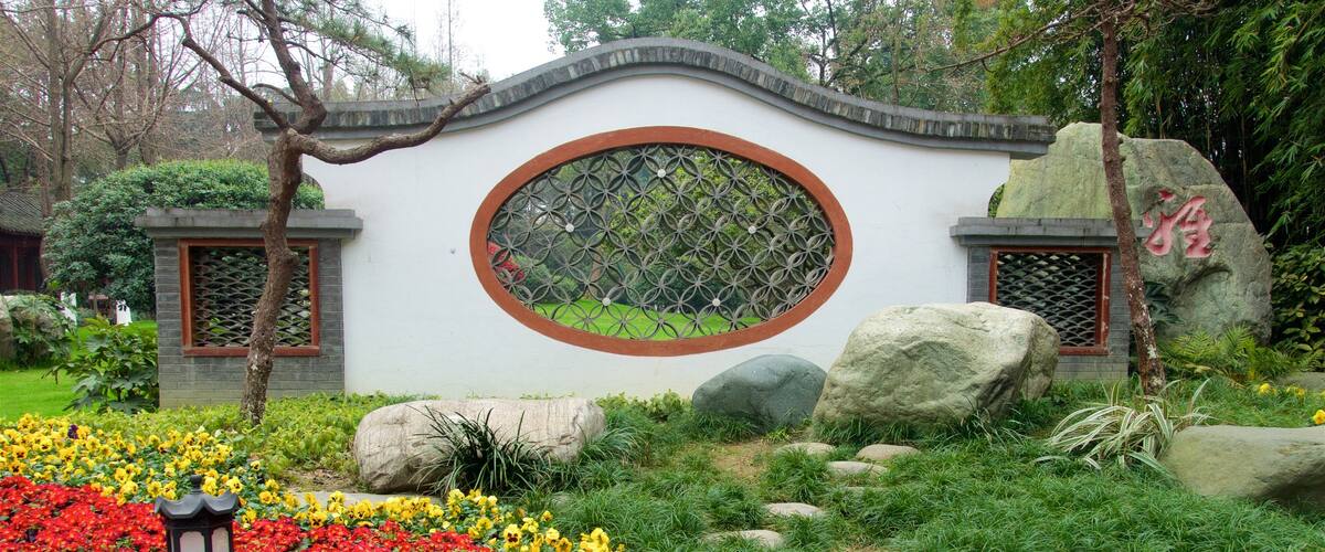 Baihuatan Park 呈现出 公園 和 花朵